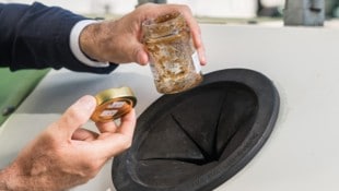 Altglas ist ein wertvoller Rohstoff – jede richtig entsorgte Glasverpackung schont Ressourcen ...