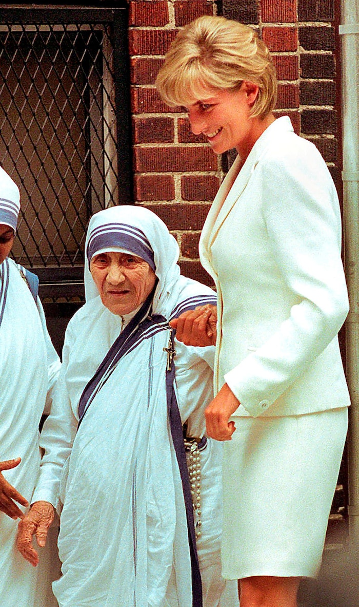 Mutter Teresa – ihr bürgerlicher Name lautete Anjezë Gonxhe Bojaxhiu – hier auf einem Archivbild ...