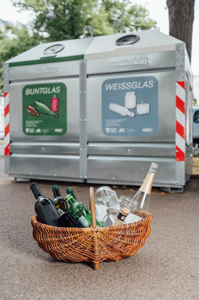 Ungefärbte Glasverpackungen gibt man zum Weißglas, gefärbte zum Buntglas.