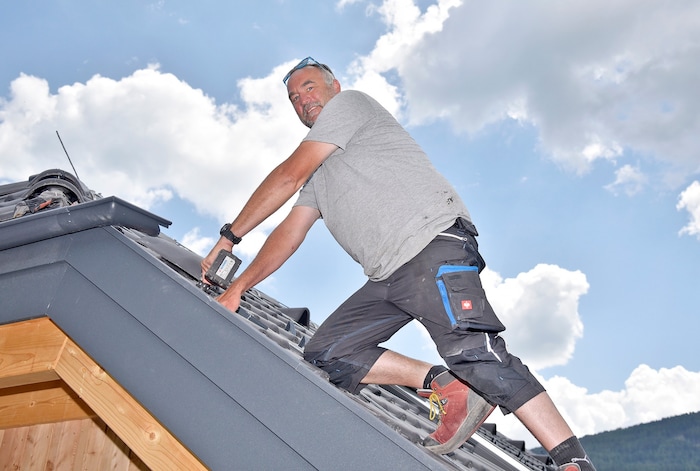 Dachdecker Willi Aigner freut sich darüber, wenn ihm Wolken vorübergehend etwas Schatten ...