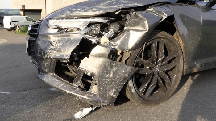 Beide Unfallfahrzeuge endeten als Totalschaden.
