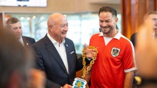 Kanzler Stocker (li.) stimmte sich mit Fans schon auf das Österreich-Spiel ein.