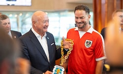 Kanzler Stocker (li.) stimmte sich mit Fans schon auf das Österreich-Spiel ein.