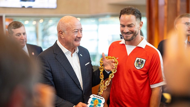 Kanzler Stocker (li.) stimmte sich mit Fans schon auf das Österreich-Spiel ein.