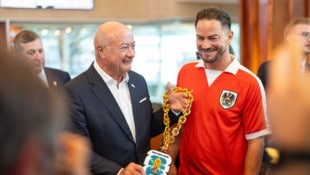 Kanzler Stocker (li.) stimmte sich mit Fans schon auf das Österreich-Spiel ein.