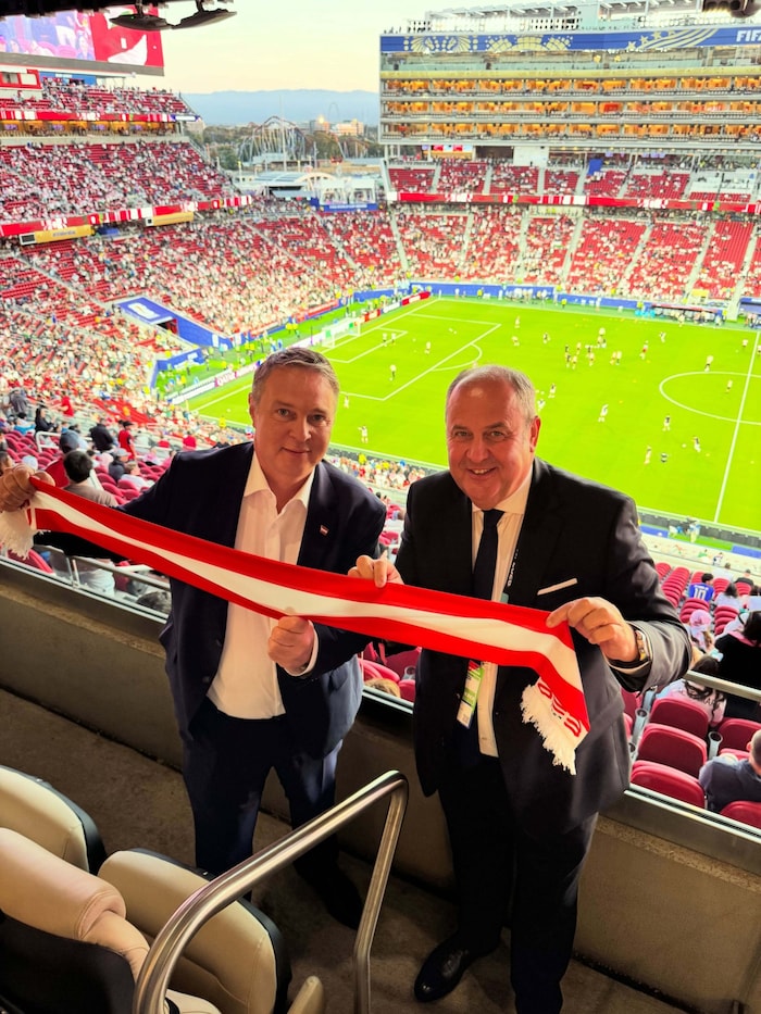 Babler (li.) flog mit vier Mitarbeitern ebenfalls in die USA, um mit ÖFB-Präsident Pröll das ...