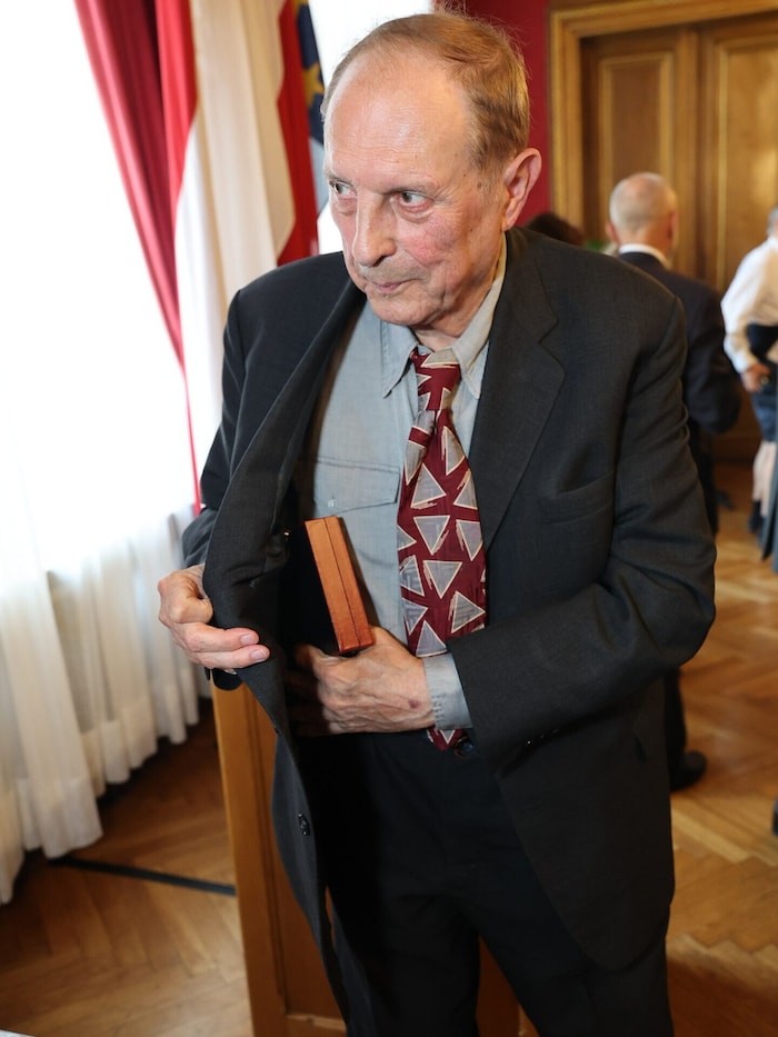 Das Ehrenzeichen wurde nach Beendigung der Feier schnell sicher verwahrt.