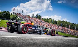 Mit Helm, aber ohne klassische Rüstung. Dennoch sind die Formel-1-Stars, die am Wochenende in ...