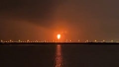 Die Flammen in der brennenden Industrieanlage waren kilometerweit zu sehen.