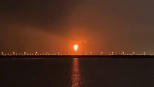 Die Flammen in der brennenden Industrieanlage waren kilometerweit zu sehen.