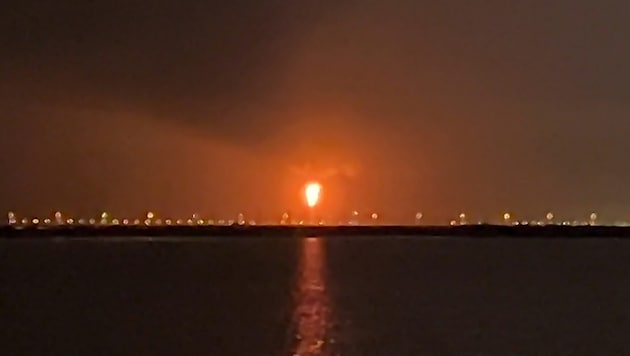Die Flammen in der brennenden Industrieanlage waren kilometerweit zu sehen.