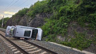 Das Auto stürzte zehn Meter über die Böschung auf die Gleise.