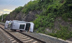 Das Auto stürzte zehn Meter über die Böschung auf die Gleise.