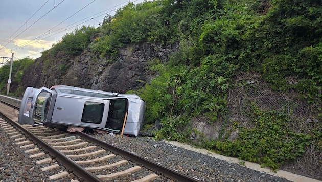 Das Auto stürzte zehn Meter über die Böschung auf die Gleise.