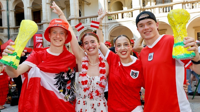 Dieses Quartett posierte mit dem WM-Pokal.