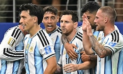 Lionel Messi (Mitte) kommt aus dem Jubeln gar nicht mehr heraus.