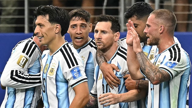 Lionel Messi (Mitte) kommt aus dem Jubeln gar nicht mehr heraus.