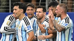 Lionel Messi (Mitte) kommt aus dem Jubeln gar nicht mehr heraus.