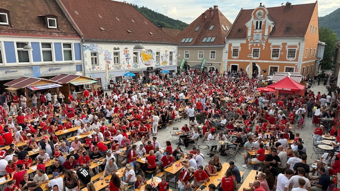 Ein rot-weiß-rotes Fan-Meer am Hauptplatz in Kapfenberg