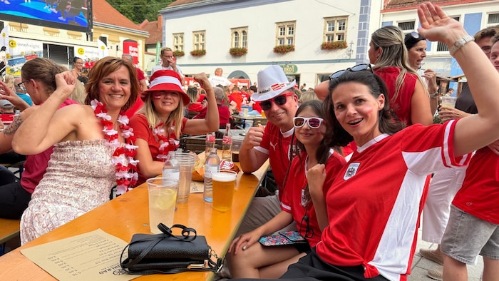 Die Mädels Mona (li.) und Elena (re.) waren perfekt für den Hit adjustiert.