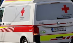 Der Mann wurde schwer verletzt ins Krankenhaus gebracht. (Symbolbild)