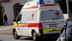Der Mann wurde vom Roten Kreuz in ein Krankenhaus gebracht. (Symbolbild)
