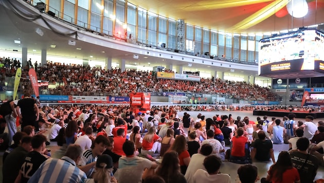 Volles Haus! Die TIWAG Arena in Innsbruck wurde am Montag beim Public Viewing gestürmt
