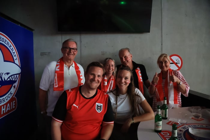 Harald (li.) und Sonja Ultsch (re.) drückten samt Familie und Freunden den Österreichern die ...