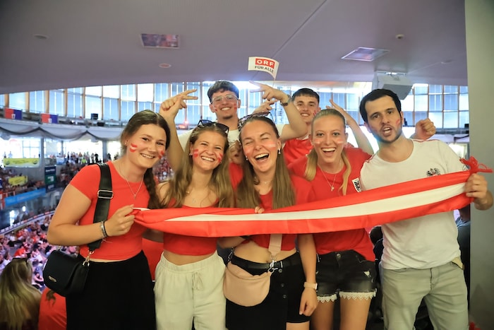 Extrem cool gestylt präsentierten sich diese Fans: „Wir sind heute definitiv zum Feiern hier!“