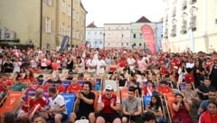„Weltmeisterlich“ war die Stimmung am bis auf den letzten Platz gefüllten Minoritenplatz in ...