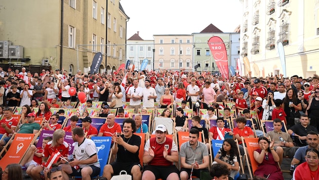 „Weltmeisterlich“ war die Stimmung am bis auf den letzten Platz gefüllten Minoritenplatz in ...