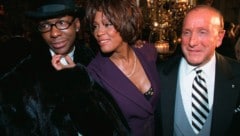 Bobby Brown (links) und Whitney Houston erscheinen 1998 zusammen mit dem Musikproduzenten Clive ...