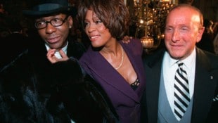 Bobby Brown (links) und Whitney Houston erscheinen 1998 zusammen mit dem Musikproduzenten Clive ...