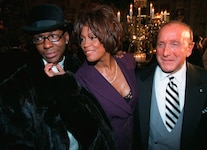 Bobby Brown (links) und Whitney Houston erscheinen 1998 zusammen mit dem Musikproduzenten Clive ...