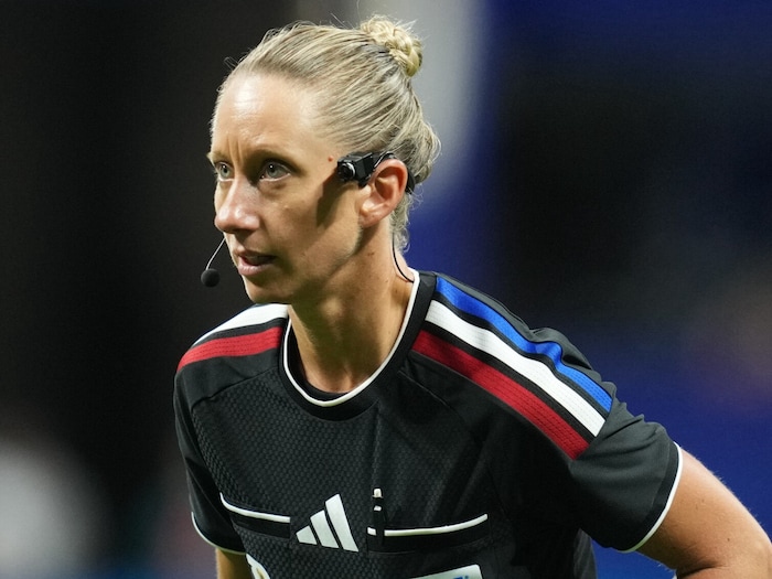 Tori Penso ist seit 2021 FIFA-Schiedsrichterin