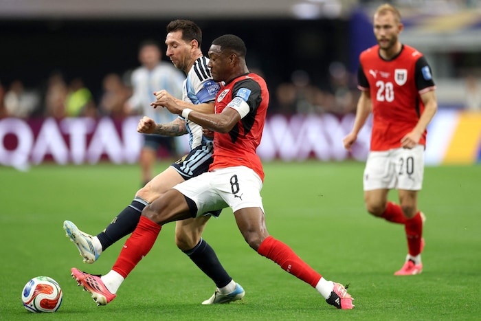 David Alaba im Zweikampf mit Lionel Messi