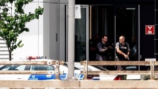 Ein Großaufgebot der Polizei sicherte das Areal ab und durchkämmte zahlreiche Gebäude nach ...