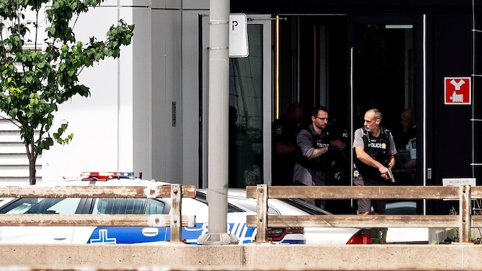 Ein Großaufgebot der Polizei sicherte das Areal ab und durchkämmte zahlreiche Gebäude nach ...