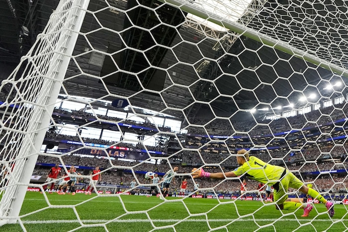Der Ball segelte am Tor vorbei.