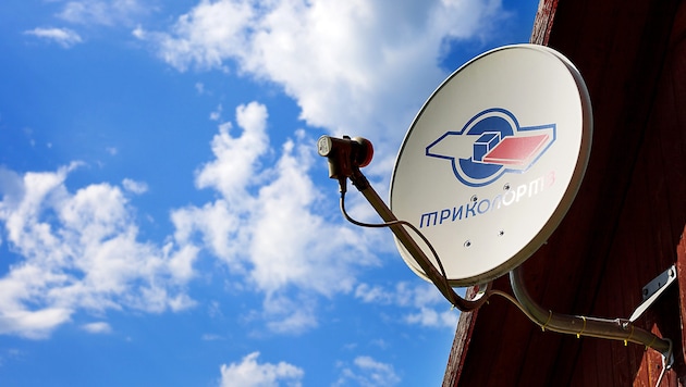Eine Satellitenschüssel in der russischen Stadt Dubna, wo das Zentrum der ...