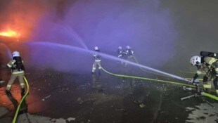 Starker Rauch und hohe Flammen: Mehrere Feuerwehren waren in Siggerwiesen im Einsatz.
