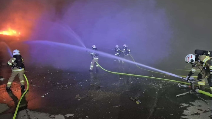 Starker Rauch und hohe Flammen: Mehrere Feuerwehren waren in Siggerwiesen im Einsatz.