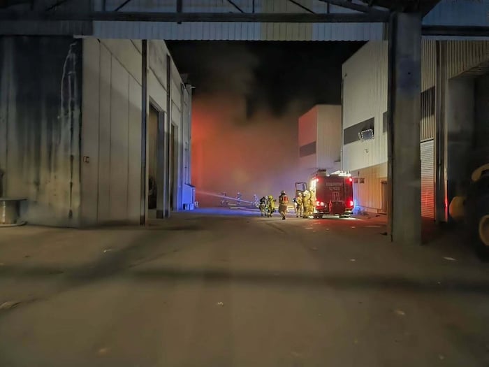 Mit vereinten Kräften wurde das Feuer in der Halle bekämpft.