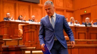 Der designierte Premier Adrian Vestea wollte die Brandmauer um die ultrarechte Opposition ...