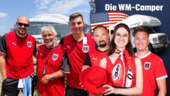 Der 82-jährige Rainer (linkes Bild, Mitte) erlebte sein erstes Ländermatch.