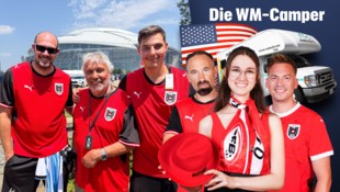Der 82-jährige Rainer (linkes Bild, Mitte) erlebte sein erstes Ländermatch.