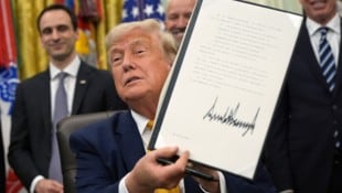 Donald Trump präsentiert stolz die Quantencomputer-Verordnung.