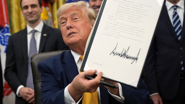 Donald Trump präsentiert stolz die Quantencomputer-Verordnung.