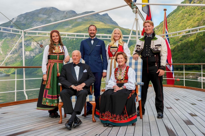 Ingrid Alexandra (ganz links) mit ihren Großeltern König Harald und Königin Sonja, ihren Eltern ...