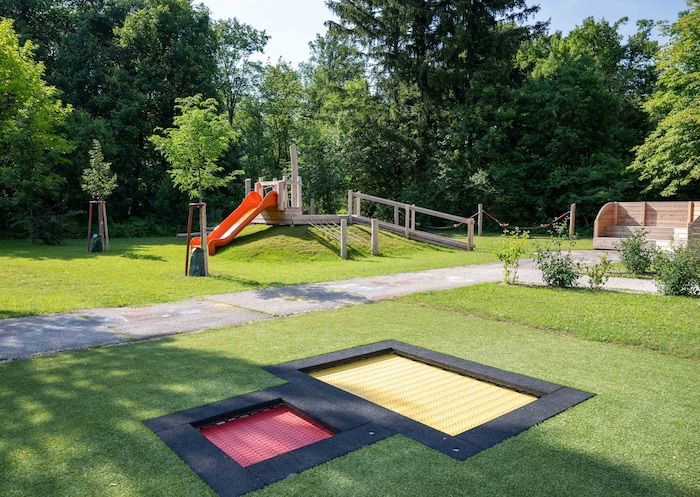 Der inklusive Spielraum ist in die idyllische Natur des Föhrenwaldes eingebettet.